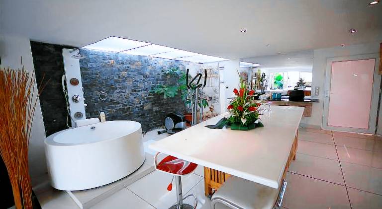 Serviced apartment with hot tub, yard & private pool — photo 4