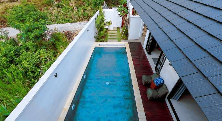 Villa with pool — photo 5