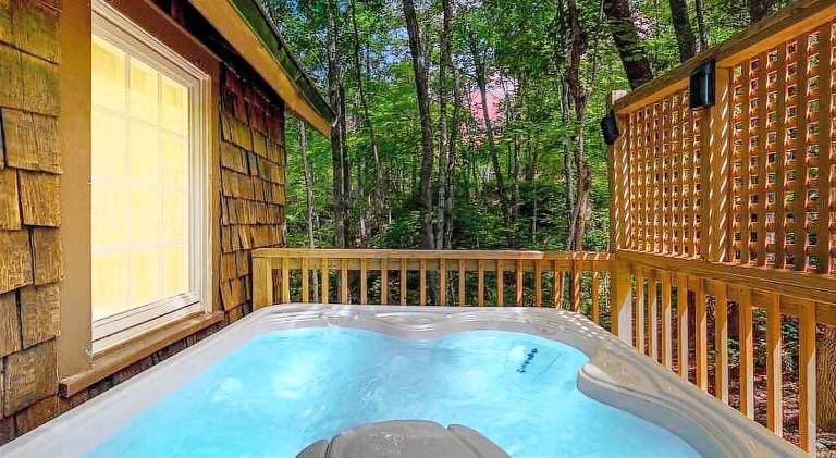 Boozy Bear Bungalow romantic cabin 5 mins 2 downtown with hot tub and fire pit — photo 4