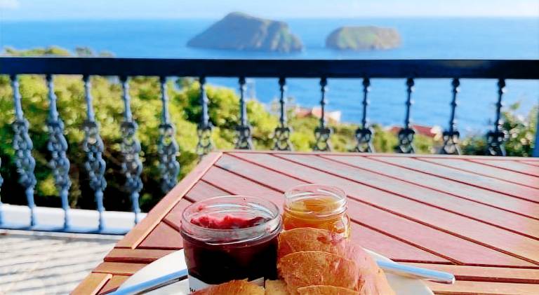Fully equipped villa with terrace & barbeque | Suitable for remote work | Pets are welcome in Angra do Heroismo