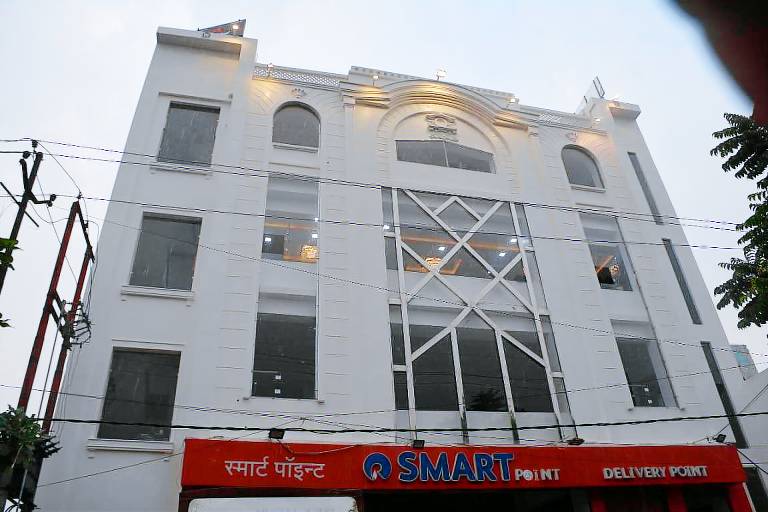 Hotel Divine Cloud By IHCS Group Of Hotels