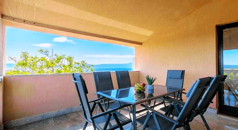 Holiday apartment with 3 rooms for 5 persons in Omisalj
