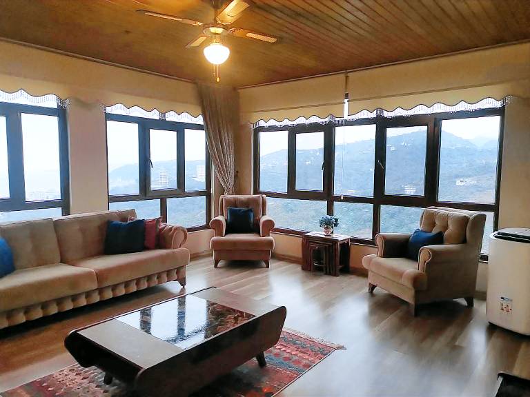Fully equipped vacation home with grill & yard | Beach nearby | Perfect for remote work | Dogs allowed — photo 3