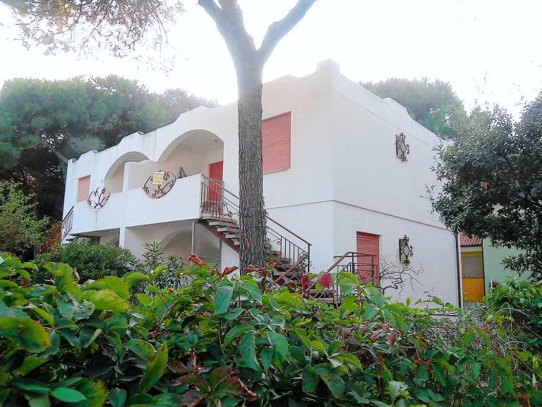 Holiday apartment with patio & yard — photo 2