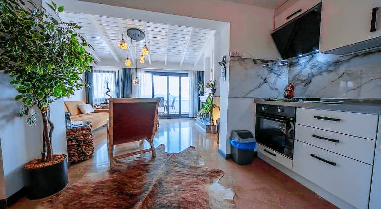 Serviced apartment with patio | Beach nearby | Dogs allowed — photo 3