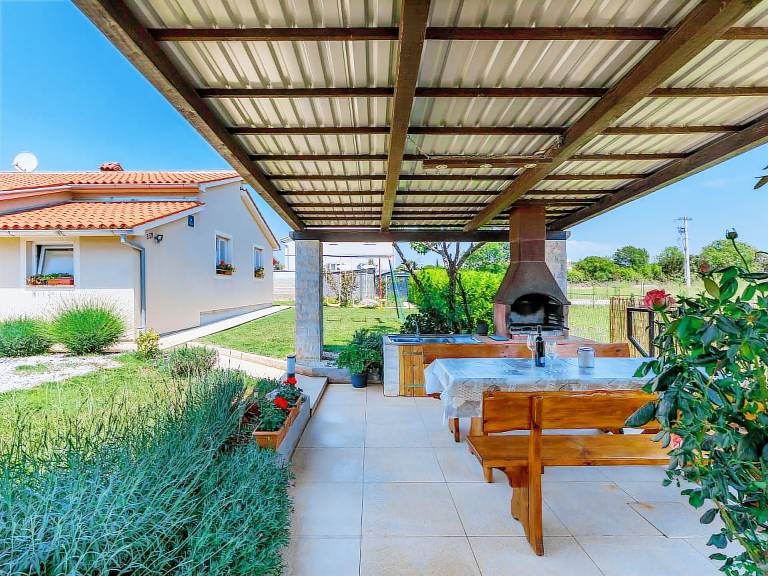 Vacation home with patio, private pool & grill — photo 3