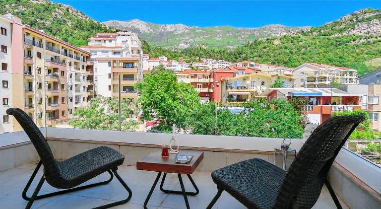 Serviced apartment with patio, pool & yard — photo 4