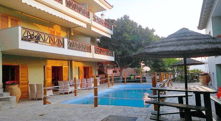 Serviced apartment with terrace, garden & pool in Nafplio