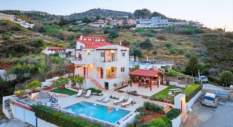 Fully equipped lovely villa with patio, private pool & BBQ | Good for workation | Pets allowed — photo 3