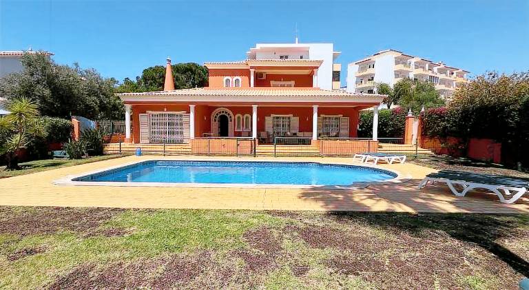 Vacation home with pool in Albufeira