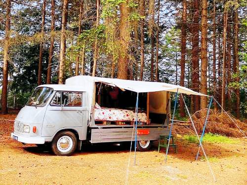 Kingsize Bed on Wheels en Tiny Red House