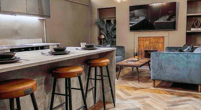 Magistrates Penthouse Suite - Town Centre Apartments with Spa in Morpeth