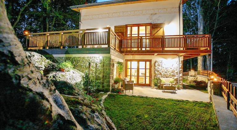 Chalet with grill, hot tub & patio in Abbadia San Salvatore