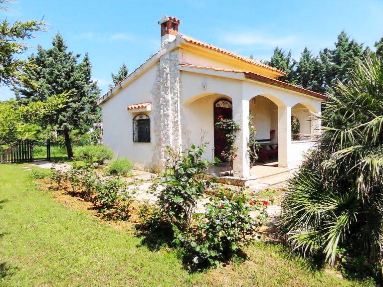 Family-oriented nice vacation home with patio & barbecue | Sea view | Pets allowed — photo 4
