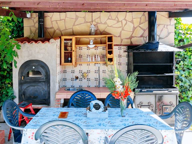 Fully equipped rental with barbeque, yard & patio | Pets are welcome — photo 4