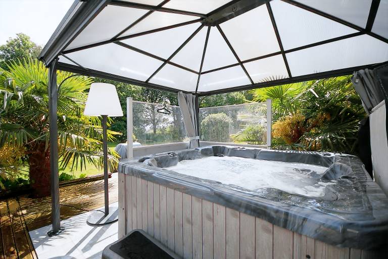Family-oriented nice vacation home with jacuzzi, terrace & fast internet | Garden view | Pets are welcome — photo 3