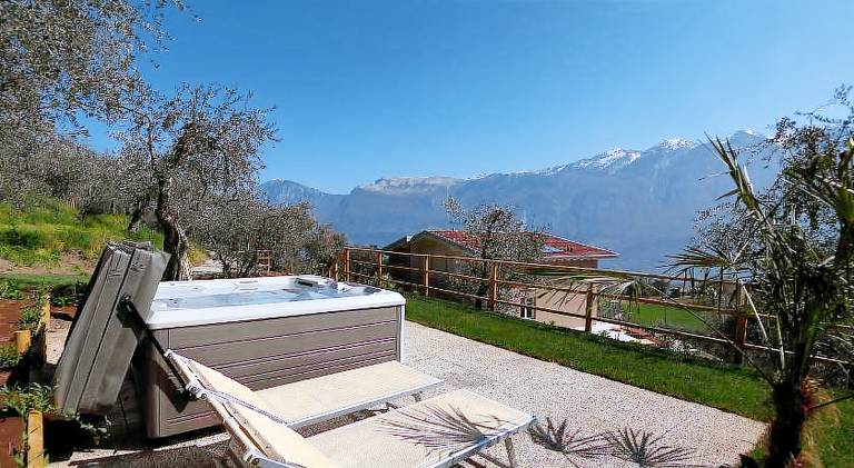 House with pool, jacuzzi & yard — photo 3
