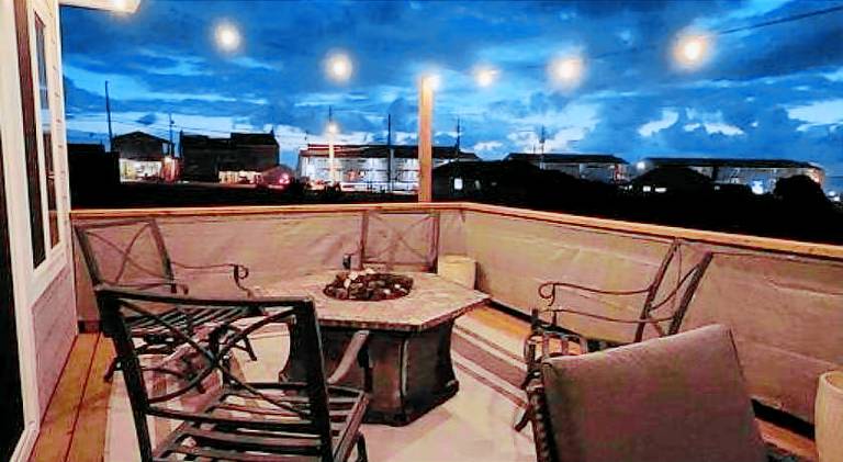 House with hot tub — photo 3