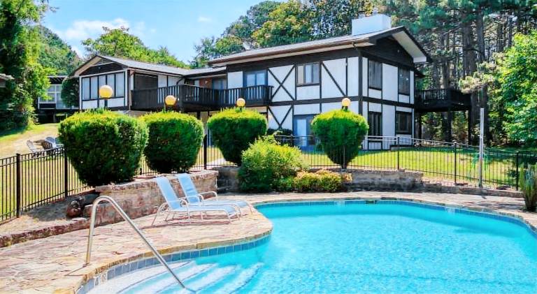 Beautiful vacation home with pool | Dogs allowed in Eureka Springs, AR