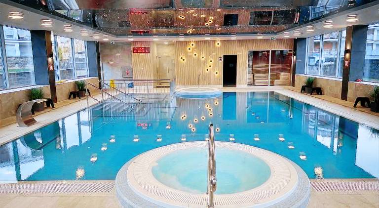 Apartment with hot tub & pool — photo 3