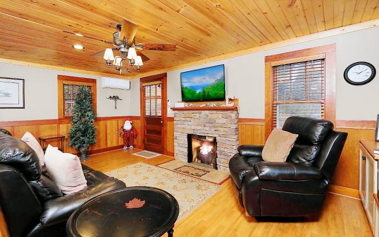 Karen's Cozy Cottage - Close to downtown Gatlinburg! — photo 2