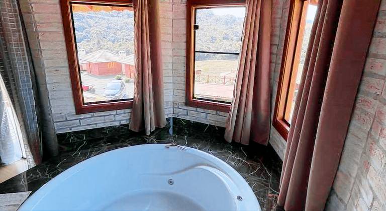 Lodge with yard, hot tub & patio | Pets are welcome — photo 3