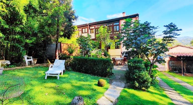 House with terrace & yard — photo 3