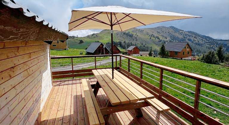 Chalet with barbecue, yard & terrace — photo 4