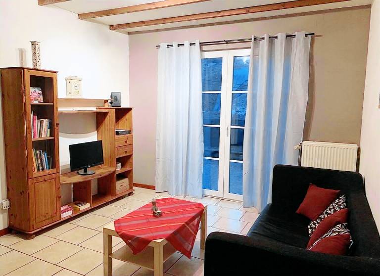 Holiday apartment with grill & yard — photo 2