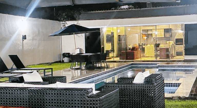 House with pool — photo 3