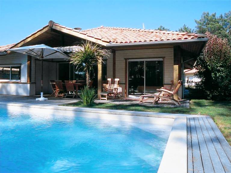 Villa with private pool, hot tub & patio | Garden view — photo 3