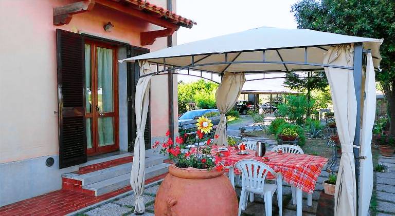 House with 2 rooms for 6 persons in Cecina