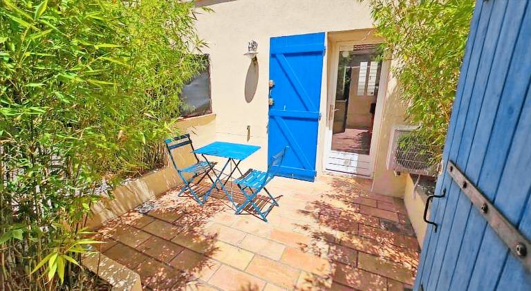 Apartment with patio — photo 5