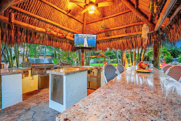 Vacation home with yard & private pool | Garden view — photo 5