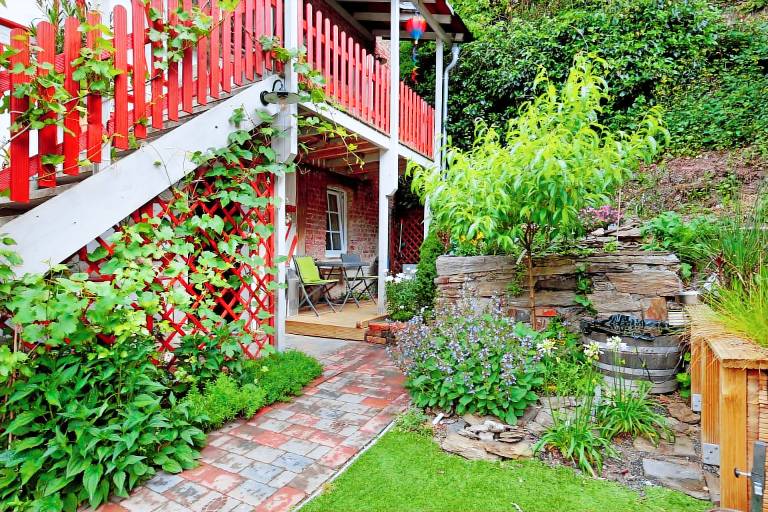 Holiday apartment with fast internet, terrace & garden | Garden view — photo 2