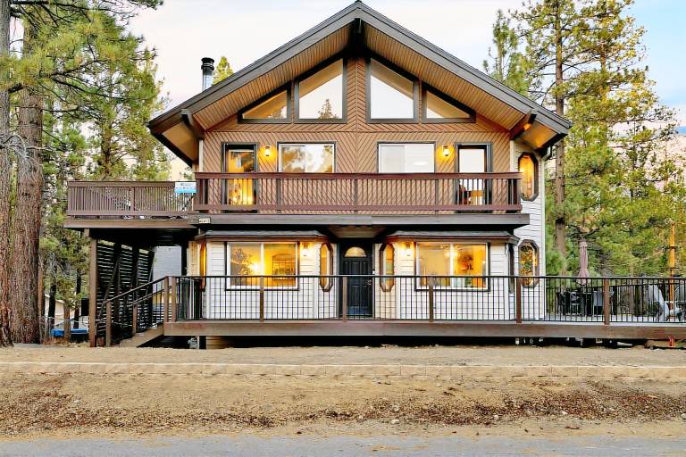 Cabin with grill, hot tub & pool | Lake view in San Bernardino, CA