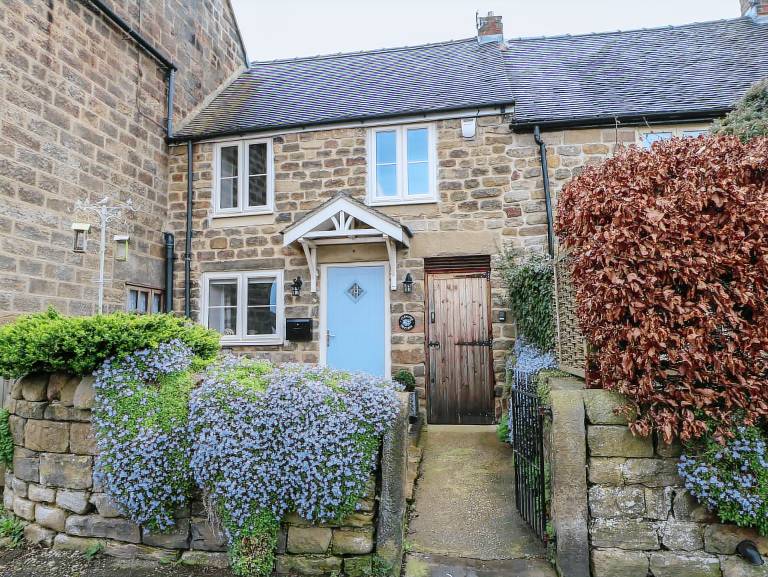Cottage with yard in Derby