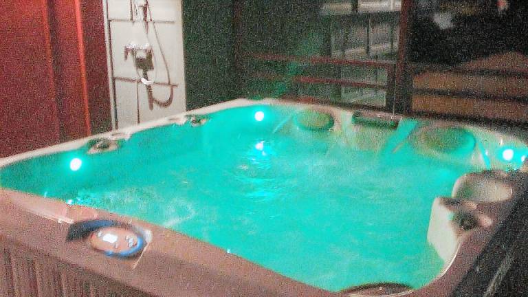 Apartment with garden, patio & hot tub | Pets allowed — photo 3