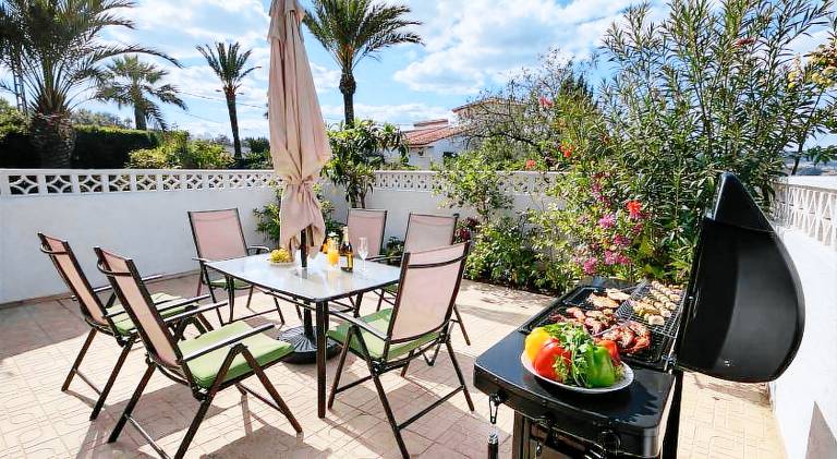 Vacation home with yard, pool & patio in L'Alfas del Pi