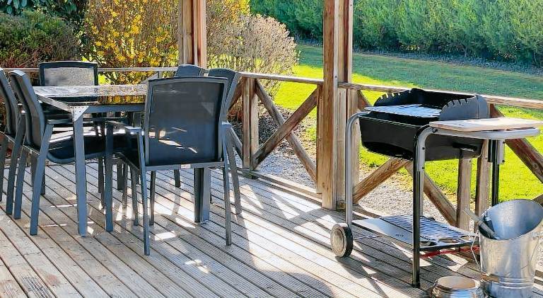 Chalet with terrace, yard & barbeque — photo 3
