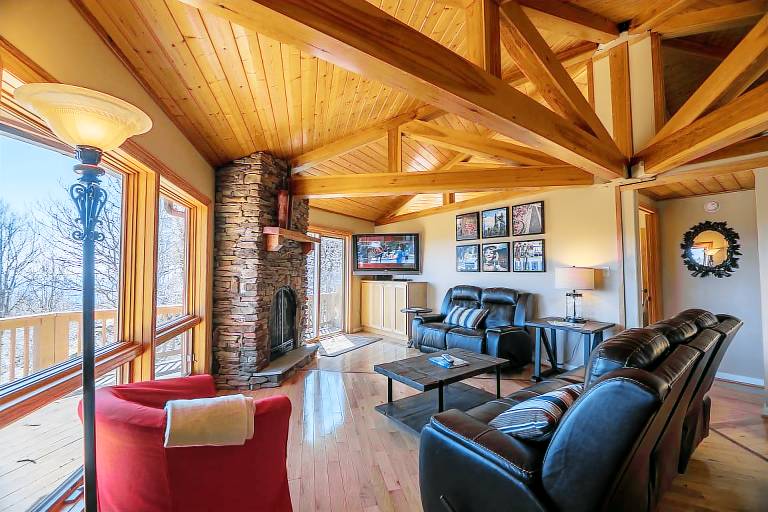 Vacation home with patio | Mountain view — photo 3