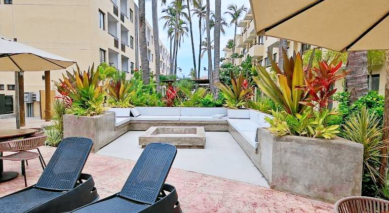 Apartment with pool — photo 4