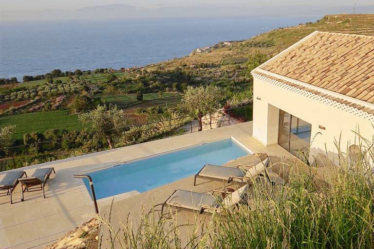 Family-friendly beautiful villa with grill, yard & private pool | Sea view | Pets allowed — photo 2