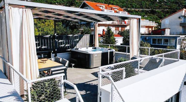 Vacation home with jacuzzi — photo 5