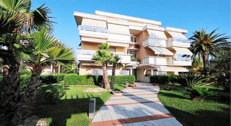 Serviced apartment with pool, terrace & garden | Close to the beach | Pet-friendly in Grottammare