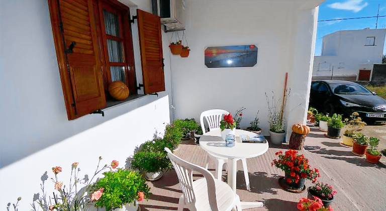 Vacation home with terrace & yard — photo 4