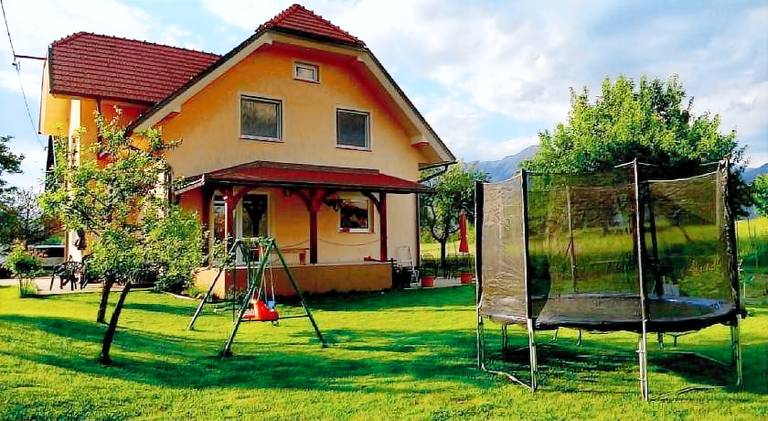 Apartment with barbeque, terrace & yard in Bled