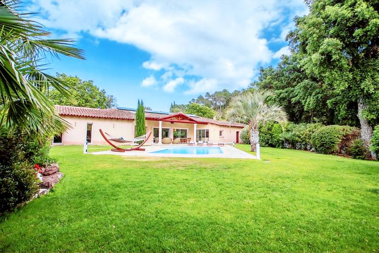 Villa with private pool, barbeque & patio — photo 2