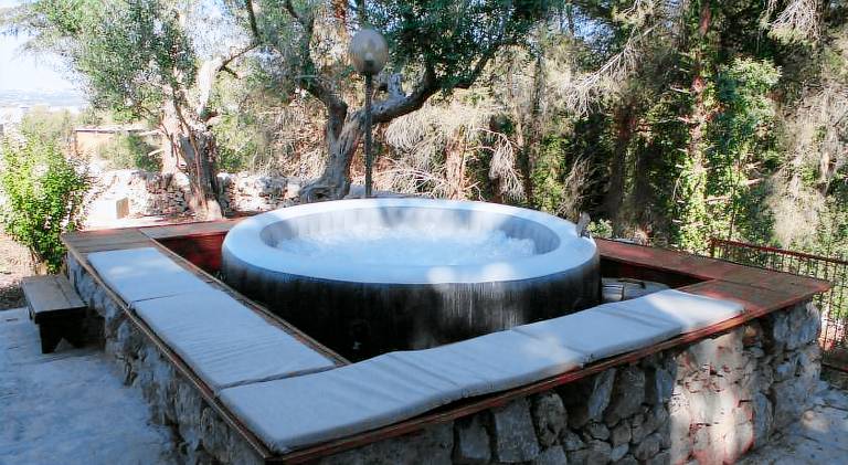 Charming vacation home with jacuzzi & pool | Pet-friendly — photo 3