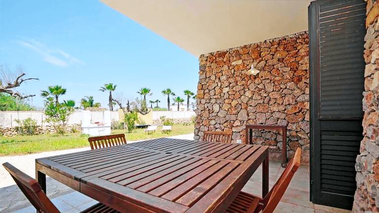 Villa with terrace, barbecue & yard — photo 5